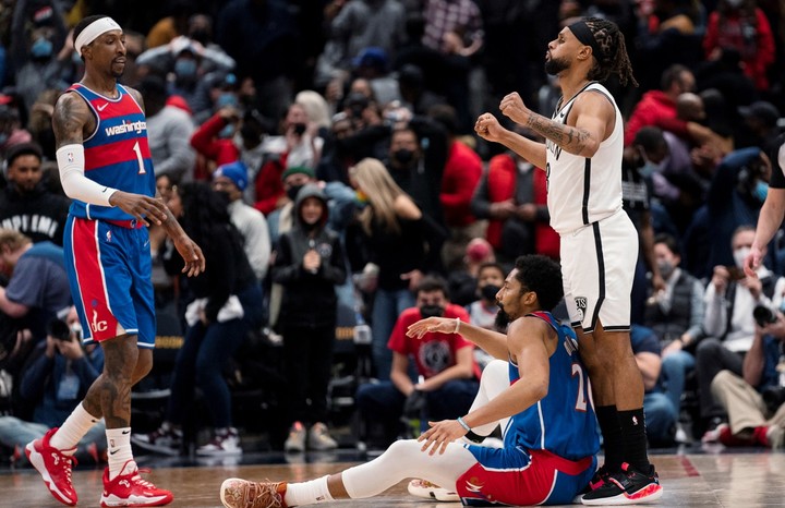 Asistent trénera v NBA zachytil prihrávku súpera. Dostal pokutu